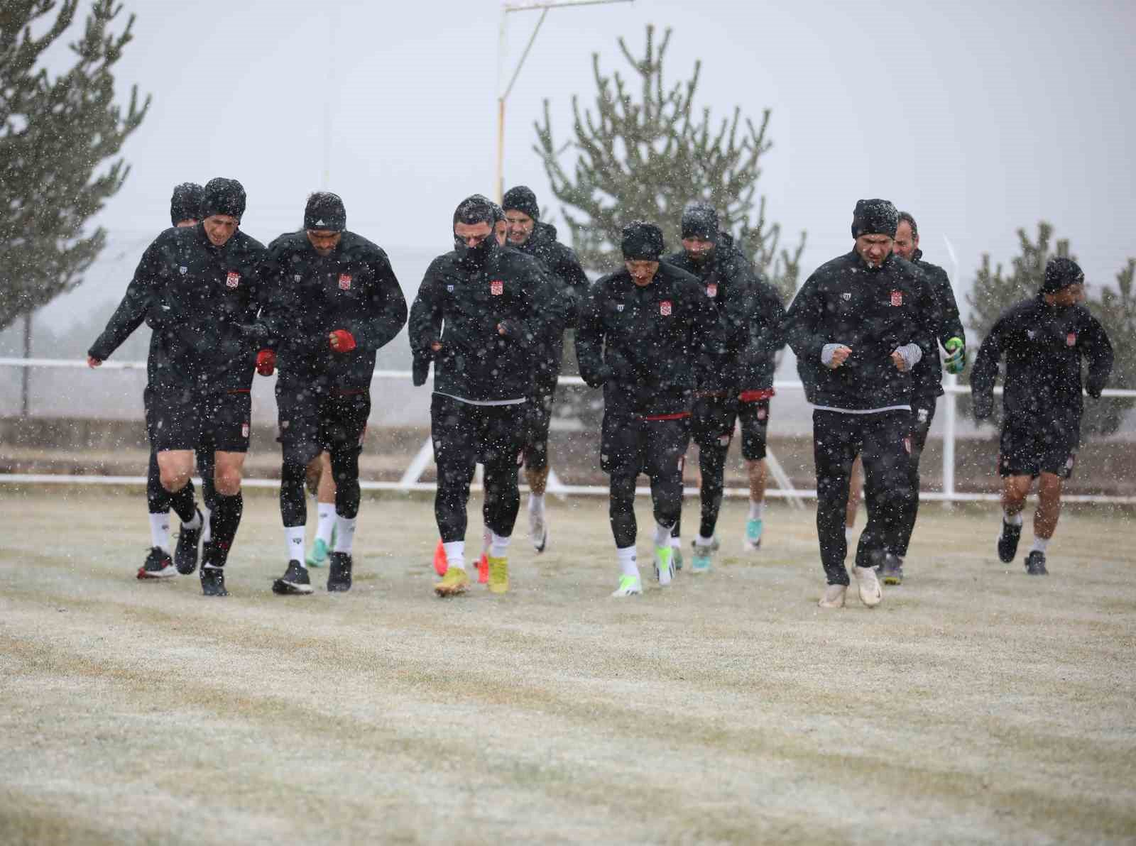 Sivasspor kar altında çalıştı