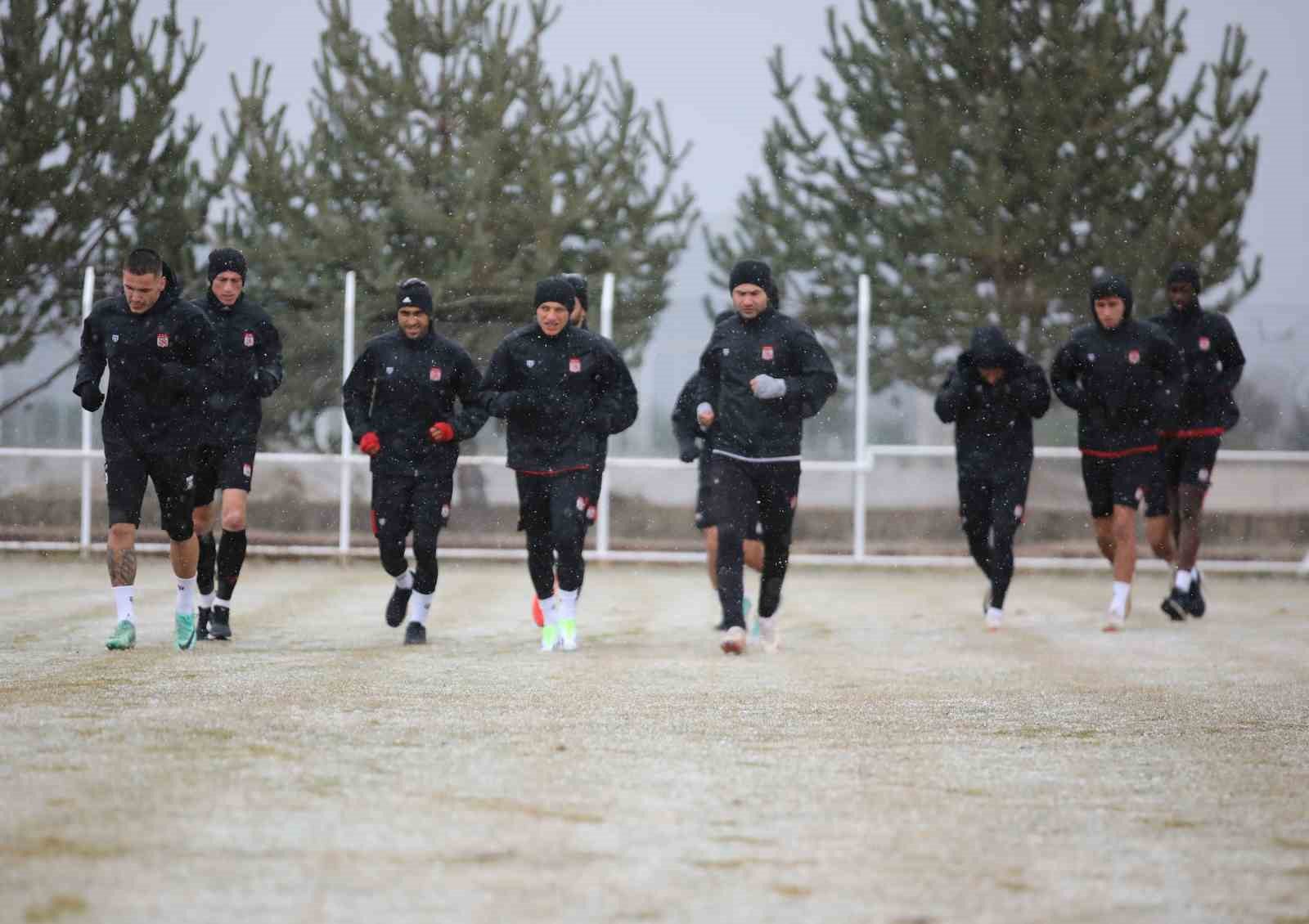 Sivasspor kar altında çalıştı