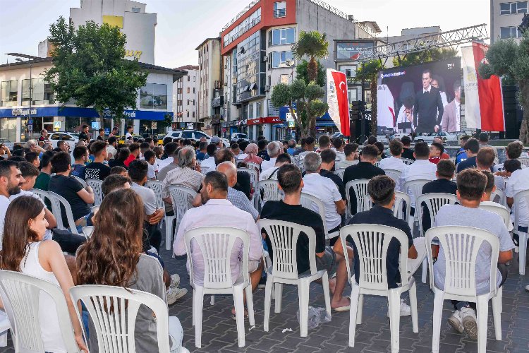 Karacabeyliler milli maç heyecanını dev ekranda yaşadı