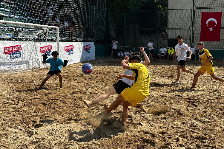 Kocaeli Gölcük’te ‘kum futbolu’ heyecanı