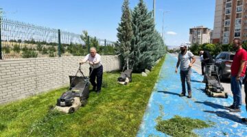 Başkan Büyükkılıç, işçilerle bir araya geldi, çim biçti