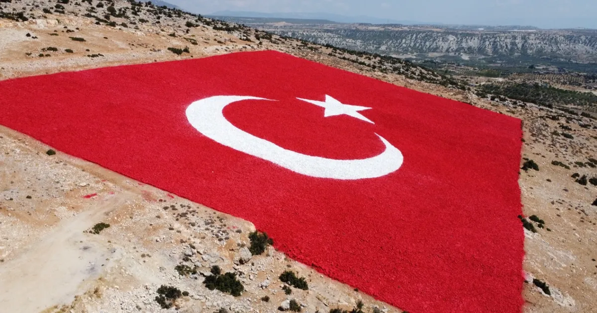 25 kadın usta en büyük Türk Bayrağını Zafer için boyadı