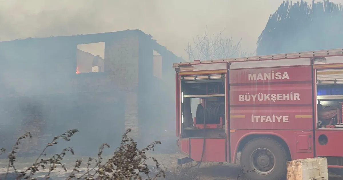 Gördes’te yangınla mücadele sürüyor