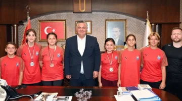 Yalovalı başarılı güreşçilerden Başkan Gürel’e ziyaret