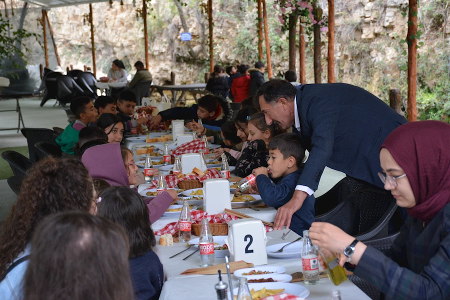 Özburun’da Başkan Özdemir öğrencilere balık ikram etti